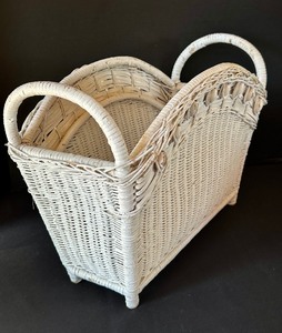 lot 124 image: Vintage Wicker Magazine Rack