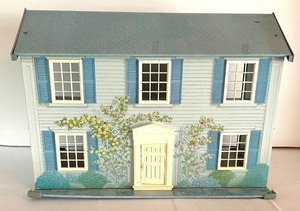 lot 199 image: Vintage Metal Doll House with Plastic Furniture