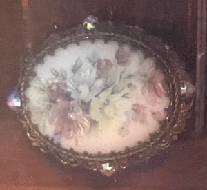 lot 200 image: Vintage Shadow Box with Treasures Inside