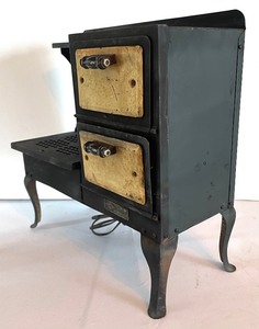 lot 186 image: Antique Empire Toy Stove with Cord