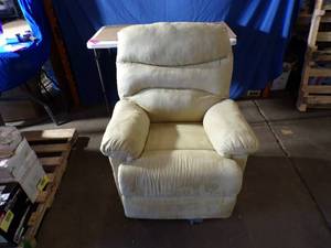 lot 163 image: Recliner Chair (Good Condition)