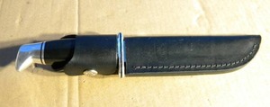 lot 8 image: Buck Hunting Knife w Leather Sheath