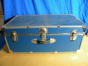 lot 145 image: Seward Storage ChestTrunk - Blue