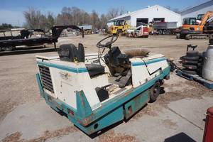 lot 13 image: Tennant Model 365 Ride On Commercial Floor Scrubber