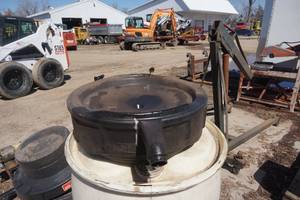 lot 27 image: Mechanics Oil Change Drain Pan With Pour Spout