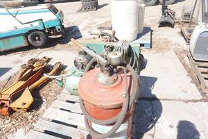 lot 14 image: Gray Model 204867 Lubricating Barrel With Hand Pump