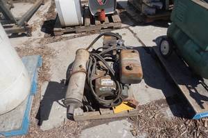 lot 10 image: Gas Powered 5000 Watt Car StartBattery Charging Unit