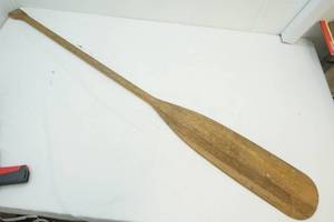 lot 28 image: Paddle for boat