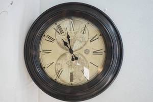 lot 29 image: Wall  Clock