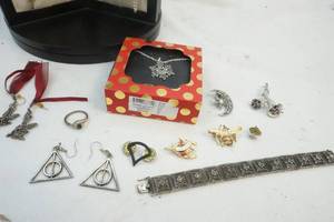 lot 55 image: Rotating Jewelry case
