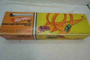 lot 57 image: Vintage Hot Wheels Race Track