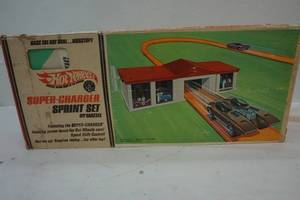 lot 59 image: Vintage Hot Wheels Super Charger Sprint Set