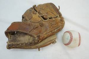 lot 66 image: Vintage Baseball Mitt