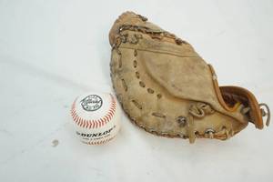 lot 67 image: Vintage Baseball Mitt