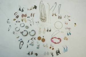 lot 80 image: Womens Jewelry