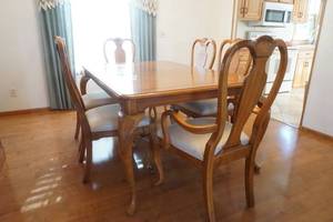 lot 207 image: Lexington furniture dining table