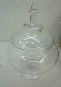 lot 101 image: Apothecary with lid Jar