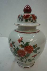 lot 108 image: Vintage Ginger jar with lid