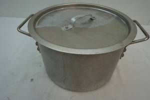 lot 109 image: 18.5 pot with lid