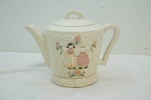 lot 135 image: tea pot