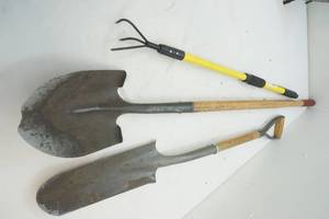 lot 191 image: Shovels and Telescopic Cultivator