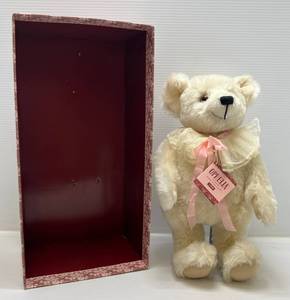 lot 124 image: Vintage Steiff Ophelia Bear Button In Ear 16 With Original Box (Missing Clear Plastic Cover)
