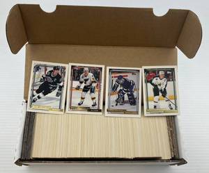 lot 152 image: 1992-93 Topps Hockey Gold Seems Complete
