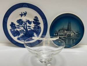 lot 195 image: Group Including Stueben Signed Crystal Bowl , Blue Willow Plate And Rosenthal Plate