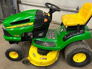 lot 17 image: John Deere LA120 Automatic Lawn Tractor