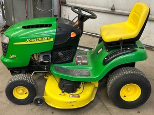 lot 16 image: John Deere L110 Automatic Lawn Tractor