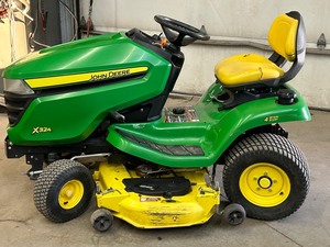 lot 13 image: John Deere X324 Lawn Tractor