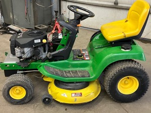 lot 21 image: John Deere LT188 Lawn Tractor