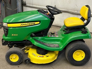 lot 15 image: John Deere X300 Lawn Tractor