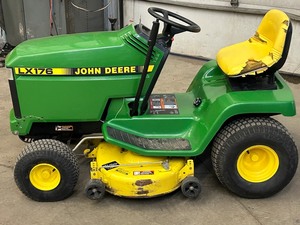 lot 19 image: John Deere LX176 Lawn Tractor