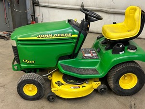 lot 11 image: John Deere LX255 Lawn Tractor