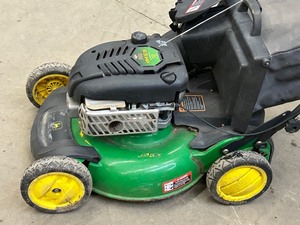 lot 29 image: John Deere 21 Lawn Mower