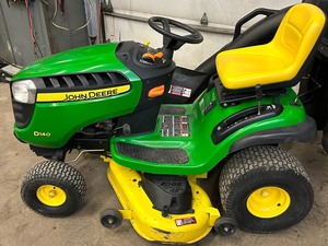 lot 14 image: John Deere D140 Lawn Tractor