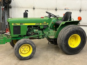 lot 2 image: John Deere 750 2WD Tractor