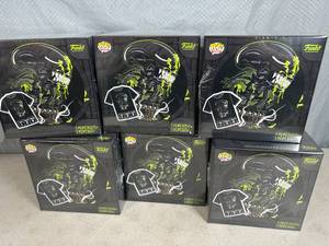 lot 48 image: 6 New Alien 40th Anniversary Funko Pop Size Large T-Shirt Collector Sets