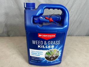 lot 123 image: New Gallon of Weed and Grass Killer Spray