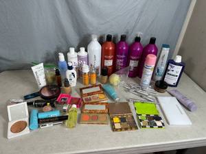 lot 131 image: Large Lot of Beauty Items