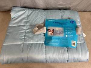 lot 154 image: New 12 lb Weighted Blanket - Cool  Moisture Wicking