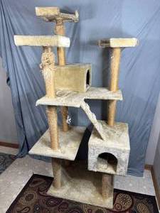 lot 169 image: Huge Cat Tree Pet Furniture
