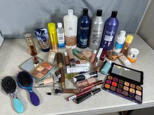 lot 177 image: Large Lot of Beauty Items