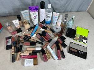 lot 184 image: Large Lot of Beauty Items