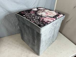 lot 200 image: New Storage Cube with Padded Lid