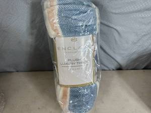 lot 224 image: New Enclave Plush Luxury Throw