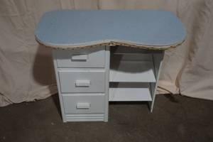 lot 211 image: desk