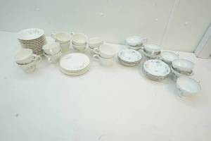 lot 12 image: Johann Haviland Dish Set