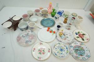 lot 21 image: Coffee Mugs and Bottles